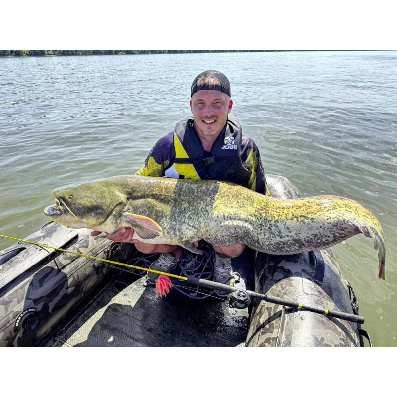 Изкуствена примамка BLACK CAT Real Worm Teaser 120g