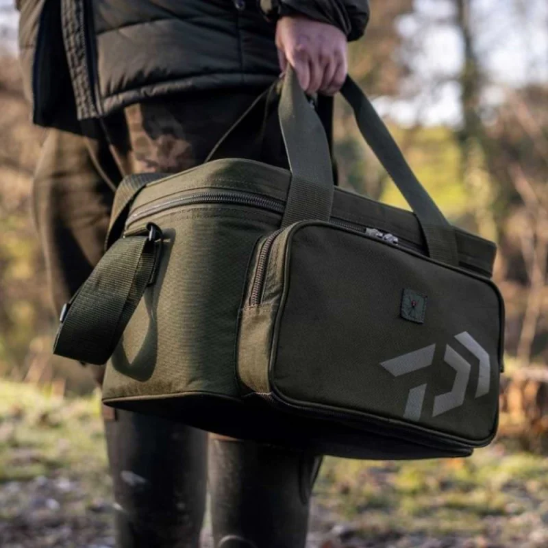 Хладилна чанта DAIWA Black Widow Cool Bait Bag L