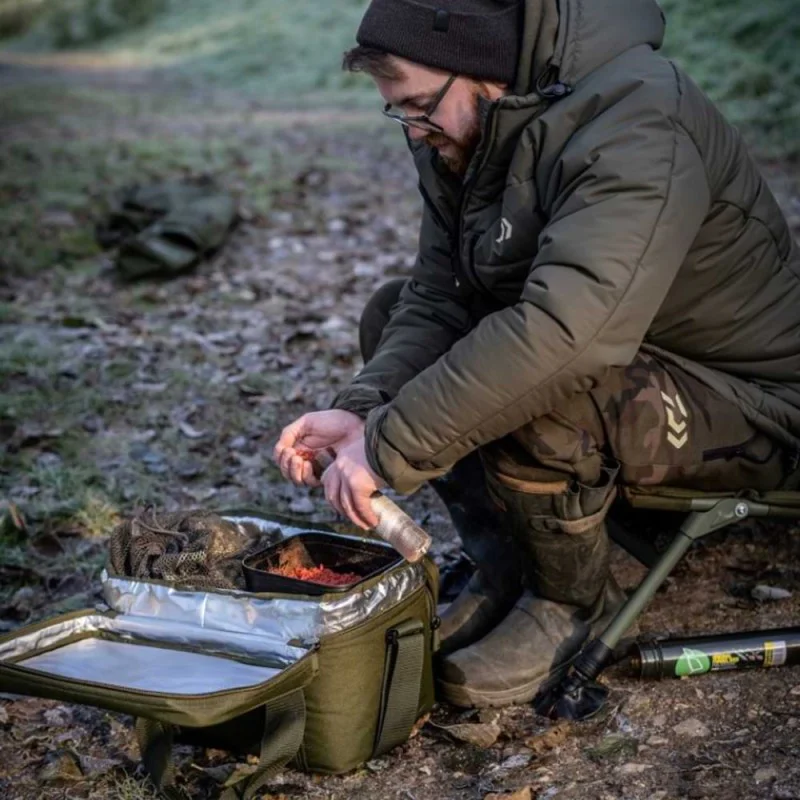 Хладилна чанта DAIWA Black Widow Cool Bait Bag L