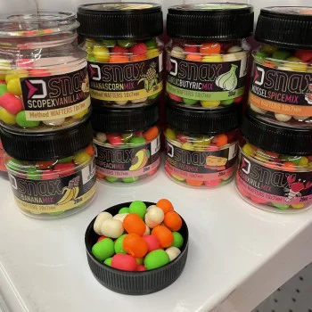 Неутрални дъмбели DELPHIN Feeder Wafters D SNAX Mix Chees Liver 10x7mm 20g