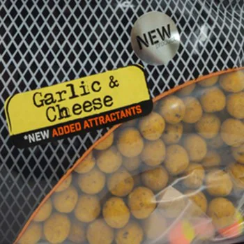 Протеинови топчета DYNAMITE BAITS Garlic and Cheese Carp Tec Boilies 15mm 1.8kg