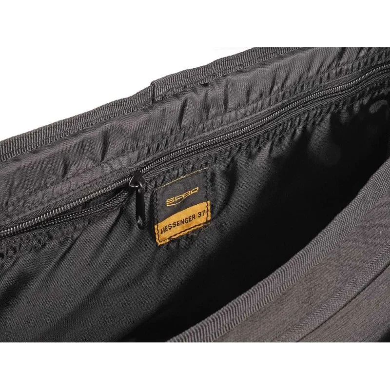 Чанта за примамки SPRO Messenger Bag 37