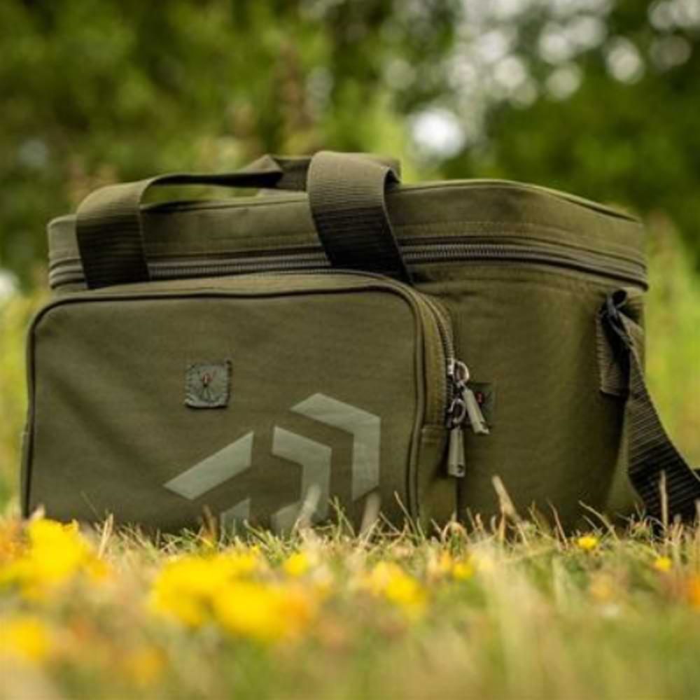 DAIWA Black Widow Cool Bait Bag L