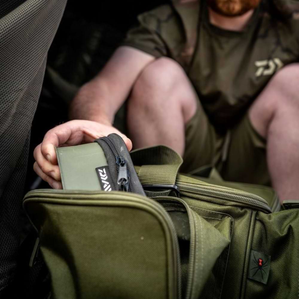 DAIWA Black Widow Compact Tackle Bag