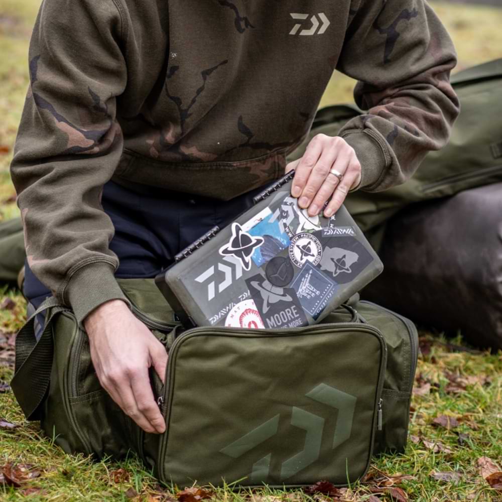 DAIWA Black Widow Compact Tackle Bag