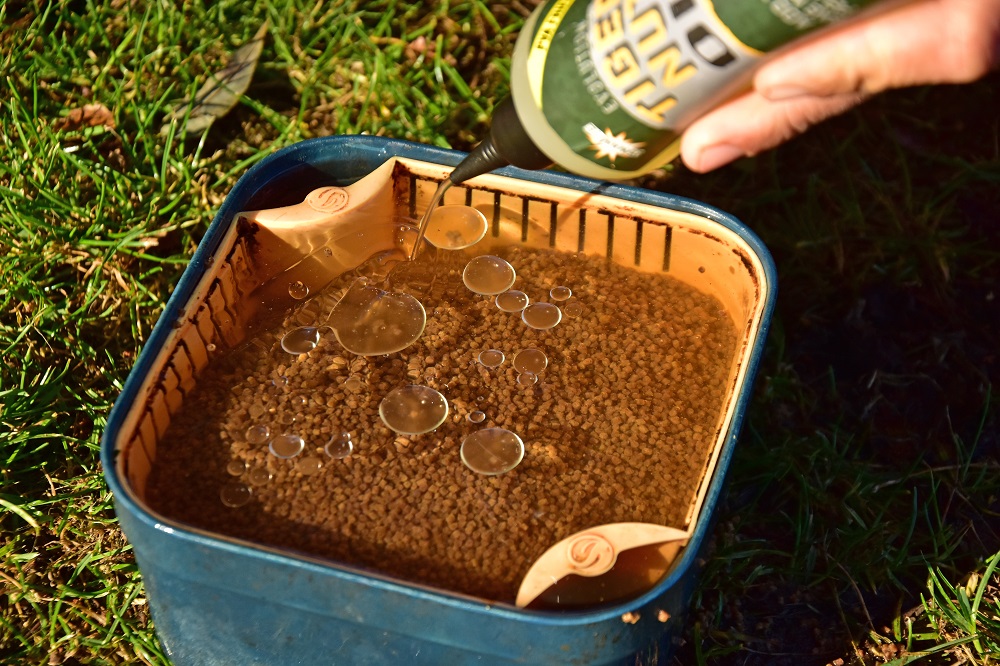 DYNAMITE BAITS Evolution Oils 300ml Monster Tiger Nuts