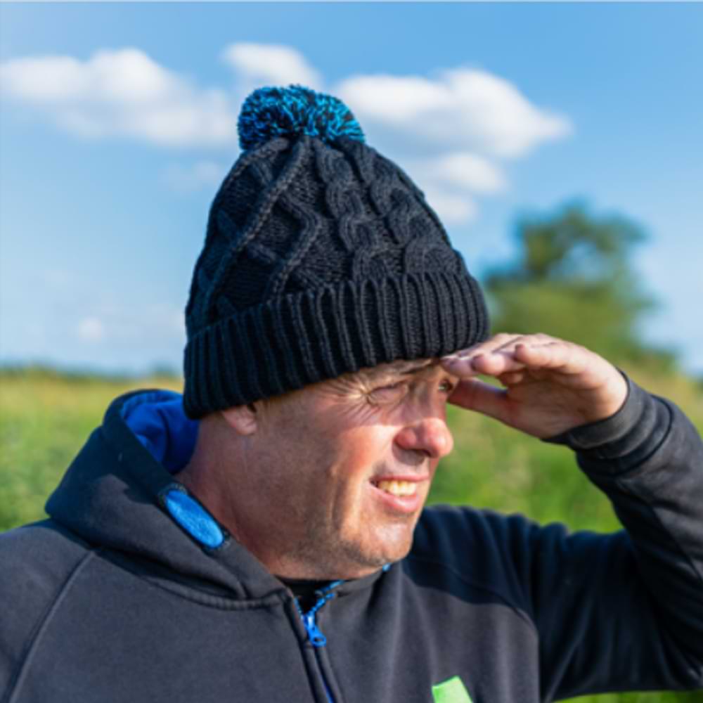 PRESTON Knitted Bobble